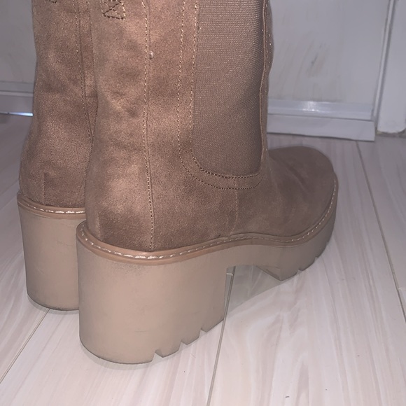 DV Dolce Vita Tan Chelsea Boots (size 9.5) - Picture 2 of 5